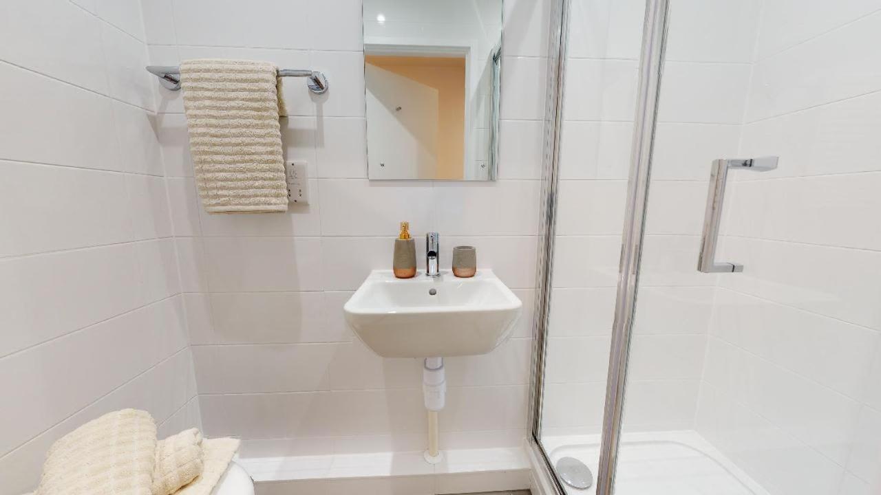 Appartamento For Students Only Private Bedrooms With Shared Kitchen At Great Court In Londra